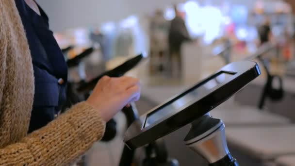 Mujer usando tableta de pantalla táctil interactiva en museo moderno judío — Vídeos de Stock