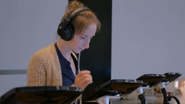 Femme utilisant un écran tactile interactif au musée d'histoire moderne — Video