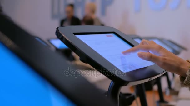 女人在近代史博物馆使用交互式触摸屏显示平板电脑 — 图库视频影像