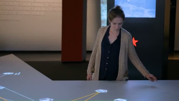 Frau nutzt interaktives Touchscreen-Display im Jüdischen Museum — Stockvideo