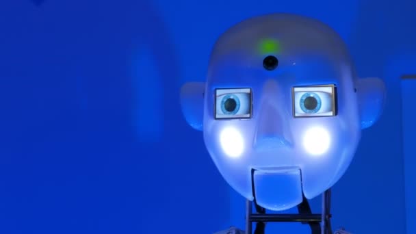 Morsom, menneskelig robot som snakker og beveger hodet – stockvideo