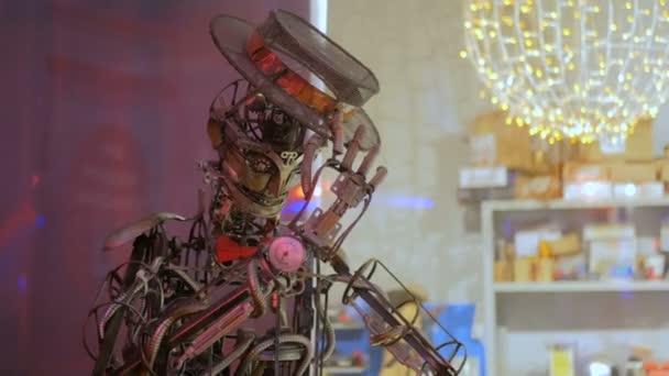 Винтажный стимпанк-робот с цилиндром приветствует посетителей выставки — стоковое видео