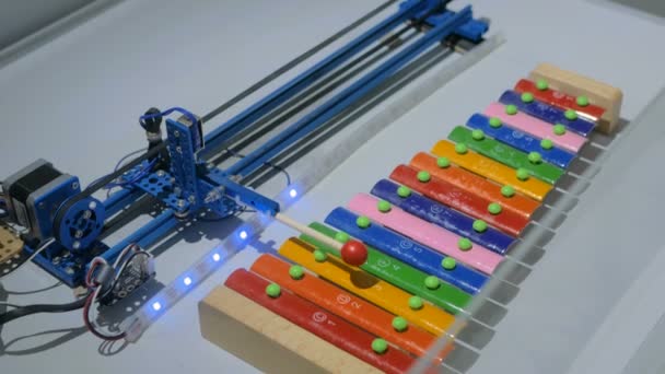 Roboter spielt auf buntem Xylophon — Stockvideo