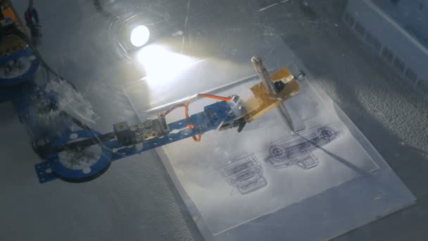 Роботизированная рука с портретом ручки — стоковое видео