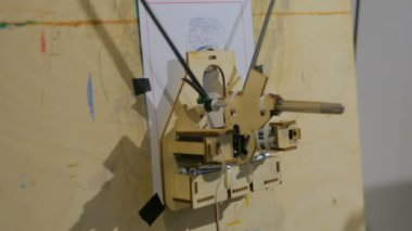 Portre çizim kalem ile robot kol