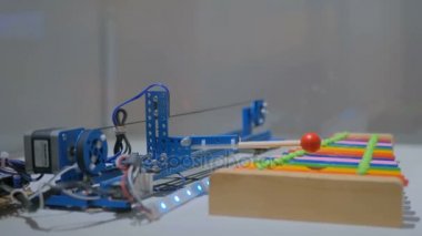 Robot renkli ksilofonda oynuyor