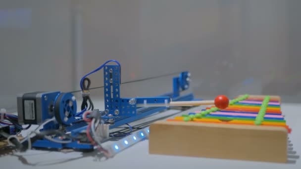 Robot hraje na barevném xylofonu — Stock video