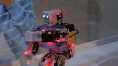 İnsansı robot Robotik Show'da dans