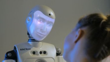 Kadın, teknoloji sergisi ile konuşurken ekran yüzü ile komik insansı robot