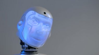 Komik insansı robot konuşuyor ve kafa hareketli ekran yüzü