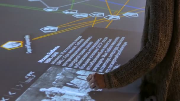 女人在犹太历史博物馆使用交互式触摸屏显示器 — 图库视频影像