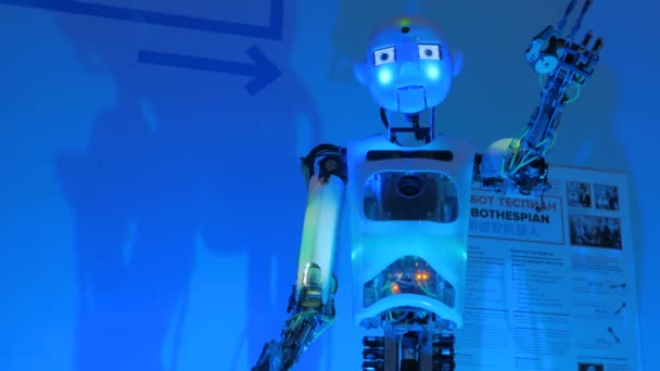 Robot humanoïde drôle parlant et bougeant les mains à l'exposition de technologie — Video