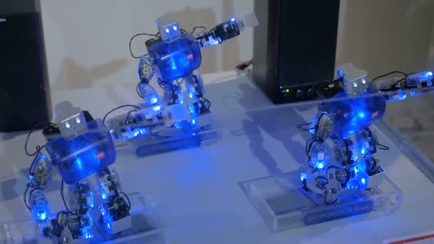 Robot gösterisinde dans eden insansı robotlar — Stok video