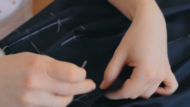 Atış kapatın. Profesyonel terzi, moda tasarımcısı dikiş stüdyoda çalışma