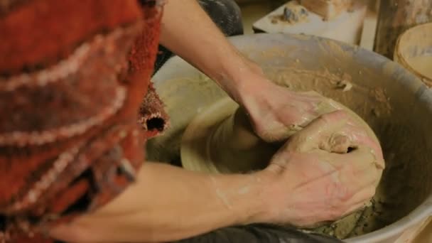 Profesjonalnych potter mężczyzna pracy z gliny na kole garncarzy — Wideo stockowe
