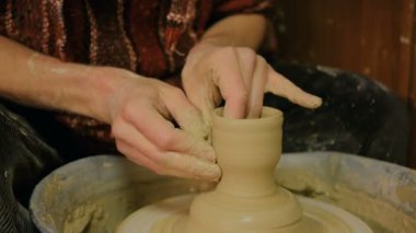 Atölyede çalışan profesyonel erkek çömlekçi.