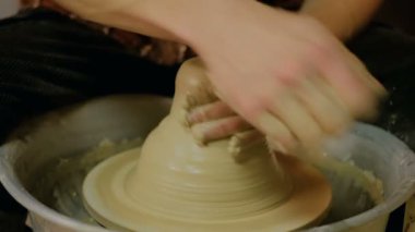 3 çekim. Profesyonel erkek çömlekçi atölyesinde çalışan