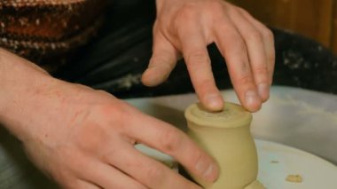 Atölyede çalışan profesyonel erkek çömlekçi.