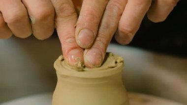 Profesyonel potter kupa seramik atölyesinde şekillendirme