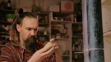 3 çekim. Profesyonel erkek potter atölye çalışmasında, çalışma stüdyo