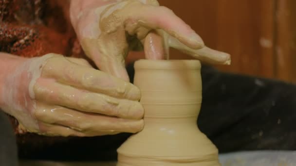 Strzały (4). Profesjonalnych potter mężczyzna Dokonywanie kubek w pracowni ceramiki — Wideo stockowe