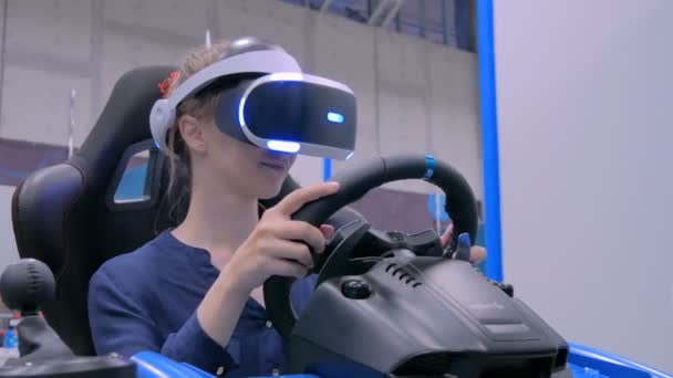 Молодая женщина, использующая гарнитуру виртуальной реальности и играющая в симуляторе привода автомобиля