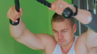 Spor salonunda fitness egzersiz donanımları üzerinde çalışma dışarı atletik genç adam