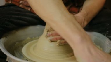 Atölyede çalışan profesyonel erkek çömlekçi.