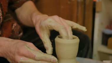 Profesyonel erkek çömlekçi atölyesinde seramik yapma
