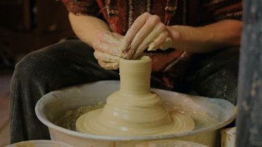 Profesyonel erkek çömlekçi atölyesinde seramik yapma