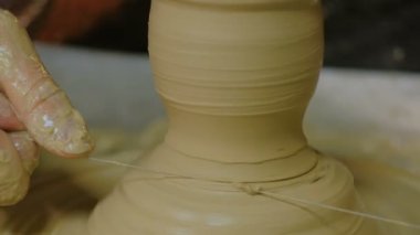 Profesyonel erkek çömlekçi atölyesinde seramik yapma