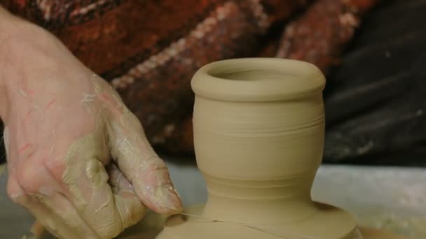 Alfarero masculino profesional haciendo cerámica en taller — Vídeo de stock