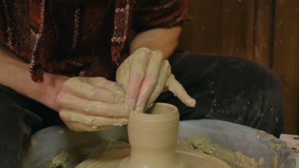 Професійний чоловічий гончар, що робить кераміку в майстерні — стокове відео