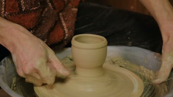 Alfarero masculino profesional haciendo cerámica en taller — Vídeo de stock