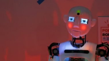 Konuşmak ve baş teknoloji fuarında hareketli komik insansı robot