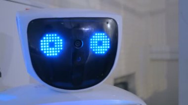 Robot Show'da mavi gözlü beyaz robot