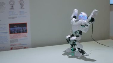 İnsansı robot Robotik Show'da dans