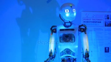 Konuşma ve hareket komik insansı robot Teknolojileri Fuarı eller