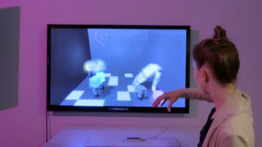 Selfie fotoğrafta etkileşimli ekran önünde kadın