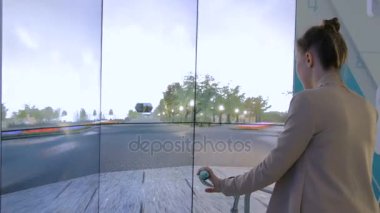 Etkileşimli bisiklet simülatörü kullanan genç bir kadın