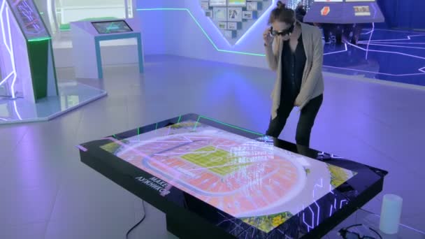 Augmented gerçeklik deneyimi ile hologram maket Stadyumu — Stok video
