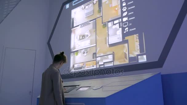 Женщина с интерактивным сенсорным экраном на выставке современных технологий — стоковое видео