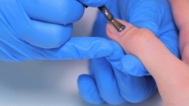 Kadın tırnak tırnak cilası uygulayarak profesyonel güzellik uzmanı