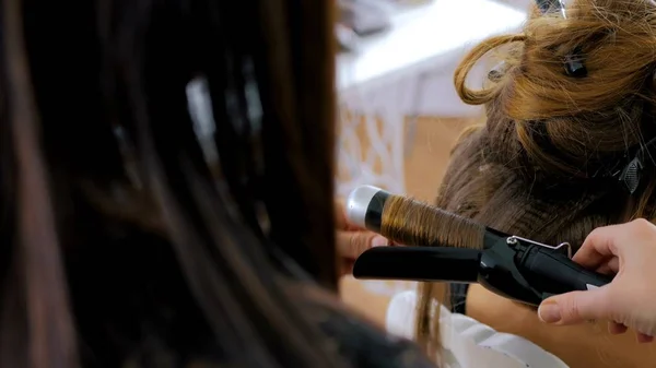 Peluquería profesional haciendo peinado para mujer - haciendo rizos — Foto de Stock