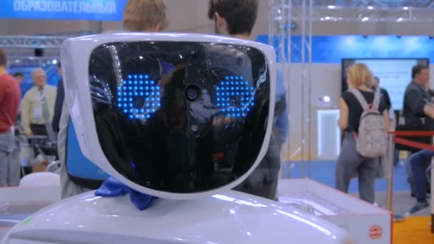 Robot blanco con ojos azules en espectáculo robótico — Vídeo de stock