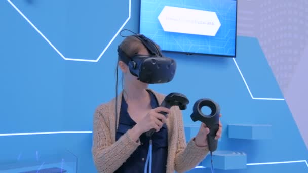 Junge Frau mit Virtual-Reality-Headset und Zeichnung mit speziellem Joystick — Stockvideo