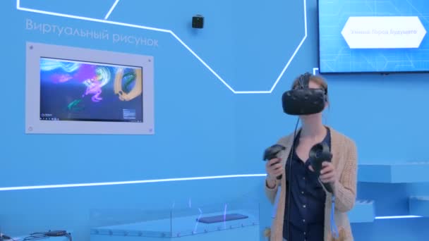 Jeune femme utilisant casque de réalité virtuelle et dessin avec joystick spécial — Video