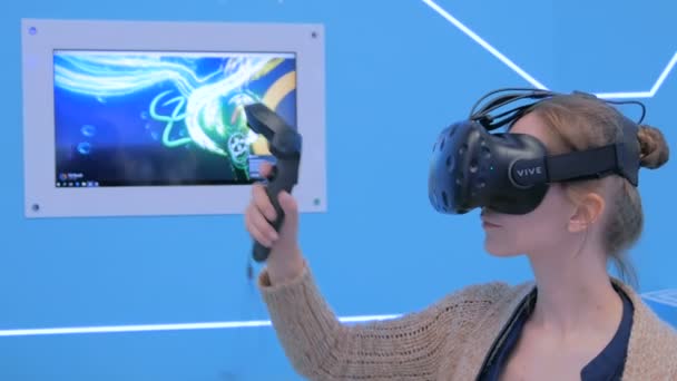 Ung kvinna använder virtuell verklighet headset och ritning med särskild joystick — Stockvideo