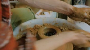 Atölyede çalışan profesyonel erkek çömlekçi.