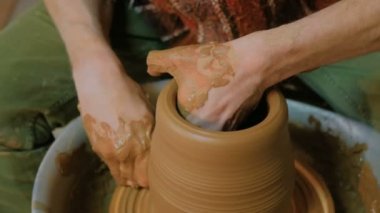 Atölyede çalışan profesyonel erkek çömlekçi.